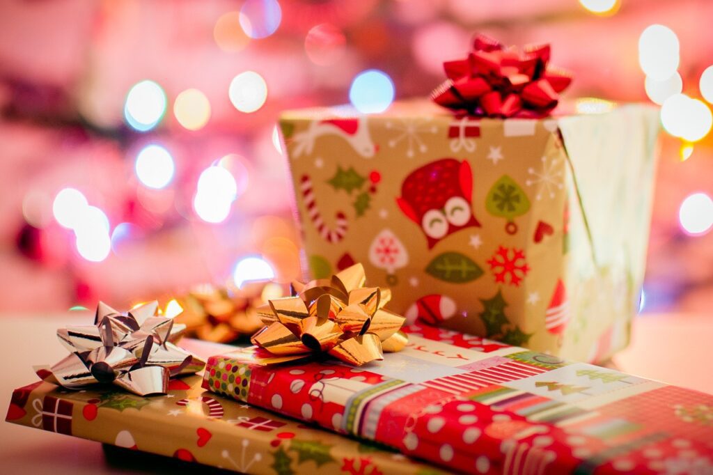 christmas, gifts, presents-2618269.jpg